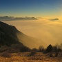 Encore une mer de nuages à la fin de l'automne ... en décembre 2002, ambiance froide mais lumière chaude ... la Croix du Nivolet, la Chartreuse depuis le Sire.