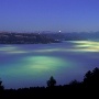 Effet surprenant de la mer de nuages quand elle stagne à basse altitude. Les lumières de la ville se diffusent dans la masse et colorent l'ensemble de la vallée par différentes tâches du vert à l'oragne.